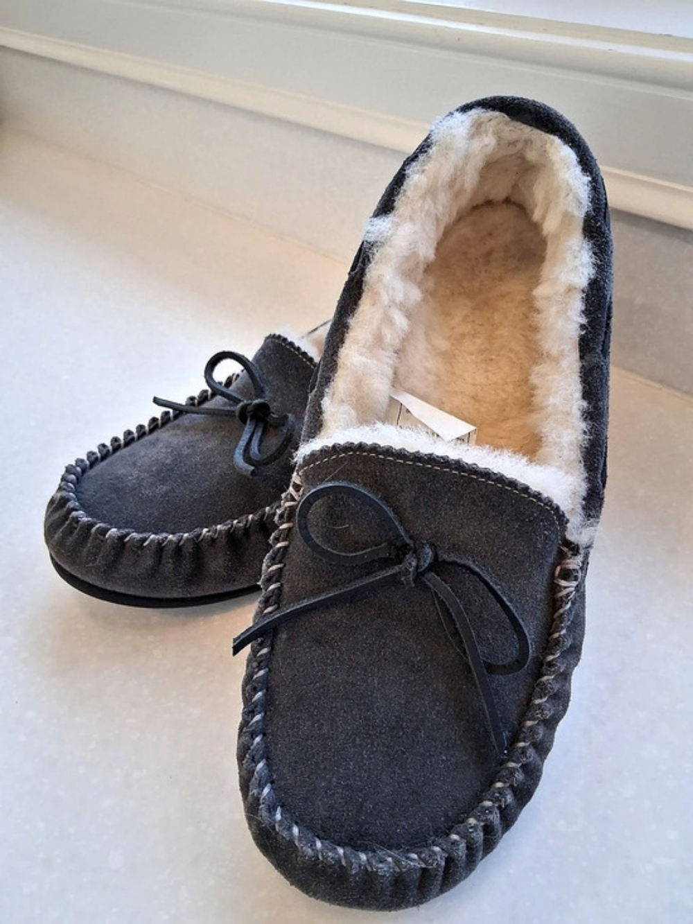 Abeo Amble Bow Slipper Suede Sheepskin-Lined Gray Slippers
